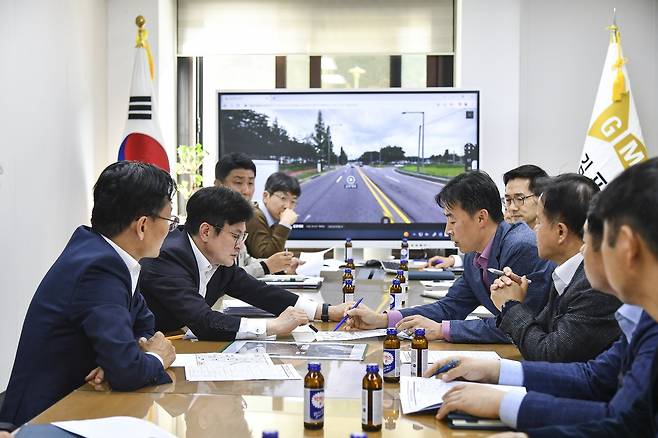 김병수 김포시장이 골드라인 혼잡률을 완화하기 위해 관계자들과 회의를 진행하고 있다. 김포시 제공