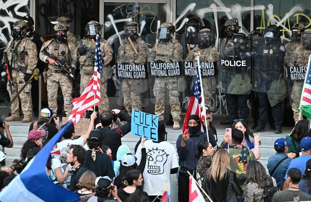 미국 캘리포니아주 로스앤젤레스(LA) 연방정부 청사 앞에서 10일(현지시간) 주방위군과 경찰이 이민 단속 반대 시위대와 대치하고 있다. AFP연합뉴스