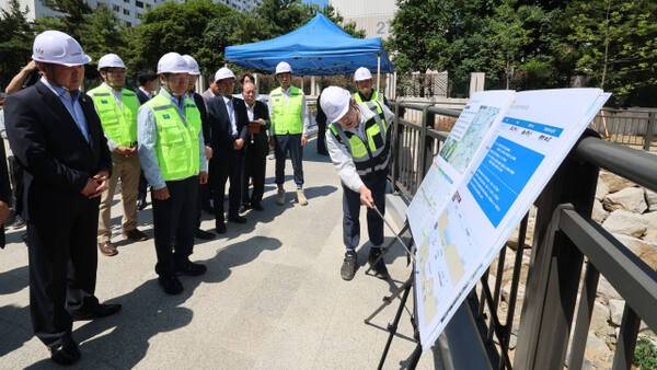 유정복 인천시장과 관계자들이 11일 인천 부평구 굴포천 생태하천 복원사업 현장을 찾아 둘러보고 있다. 조병석기자