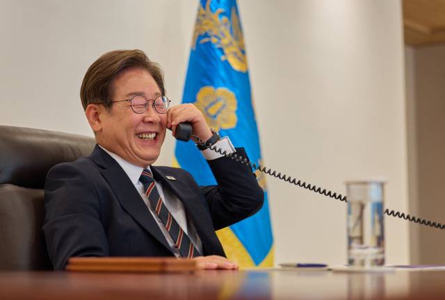 이재명 대통령이 서울 용산 대통령실에서 전화 통화를 하고 있다. 연합뉴스