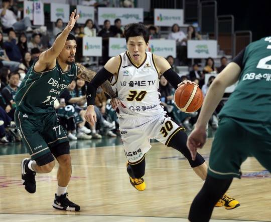 프로농구 '비켜'. 사진[연합뉴스]