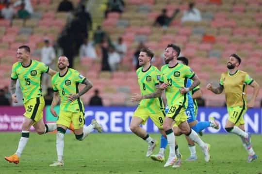 사우디를 꺾고 북중미 월드컵 본선 진출을 확정한 뒤 기뻐하는 호주 축구대표팀 선수들. 사진[AFP=연합뉴스]