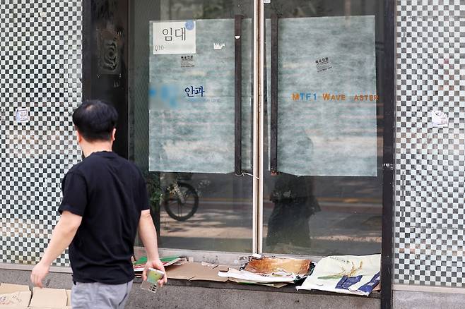 서울 종로구 종로2가 일대 폐업한 상점에 임대 광고문이 게시돼 있다. [사진 = 뉴스1]