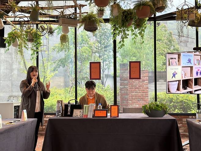 파크로쉬 북토크 프로그램을 설명하는 김정남 HDC리조트 브랜드전략팀 담당자/ 사진=권효정 여행+ 기자