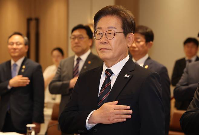 이재명 대통령이 9일 오전 서울 용산 대통령실에서 열린 2차 비상경제점검태스크포스(TF) 회의에서 국민의례를 하고 있다. [김호영 기자]