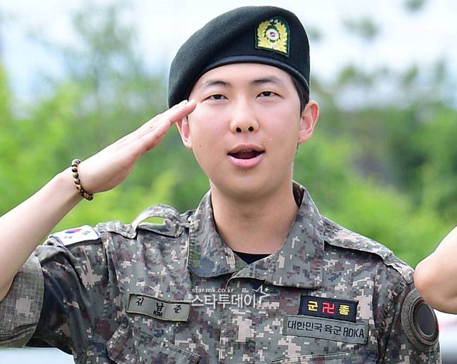 10일 제대한 RM. 사진 ㅣ스타투데이DB