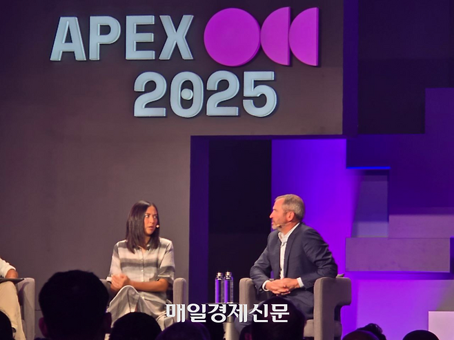 리플 APEX 2025에 참석한 모니카 롱 리플 사장(왼쪽)과 브래드 갈링하우스 리플 CEO.<사진=최근도 기자>