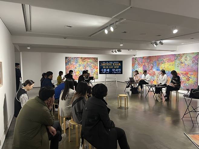 OCI미술관에서 지난 2023년 ‘OCI 영 크리에이티브스’에 발탁된 이윤재, 박서연 작가의 아티스트 토크 현장. 송암문화재단