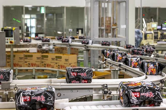 삼양식품 밀양 1공장에서 생산된 불닭볶음면. [사진 = 삼양식품 제공]