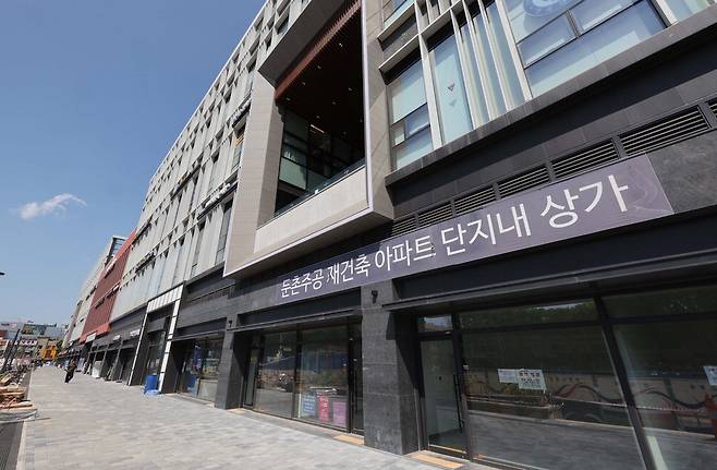 입주한 지 반년이 지나도록 점포가 절반밖에 차지 않은 올림픽파크포레온 상가. 한주형 기자