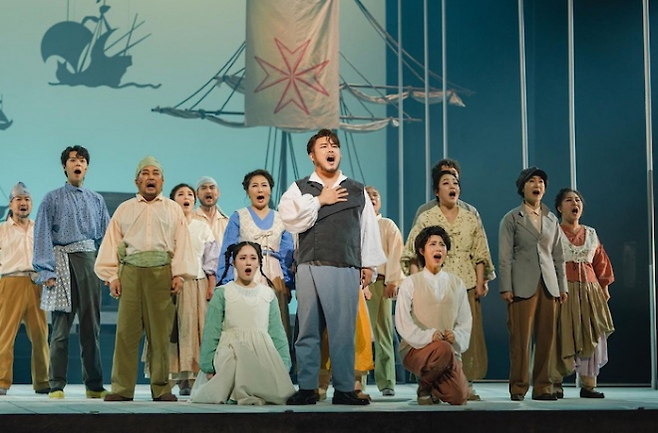 국립창극단 창극 ‘베니스의 상인들’의 주인공 안토니오(가운데·유태평양)와 상인들이 희망찬 미래를 노래하는 모습. 국립창극단