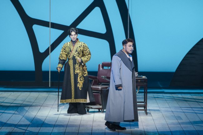 국립창극단 창극 ‘베니스의 상인들’의 주인공 샤일록(왼쪽·김준수)과 안토니오(유태평양). 국립창극단