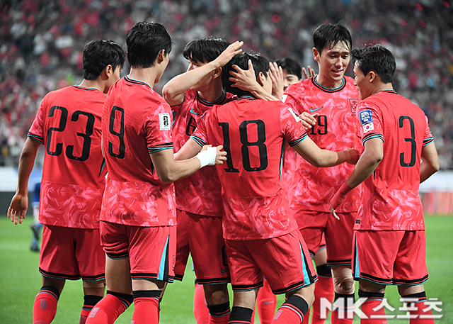 이강인의 득점을 축하하는 태극 전사들 . 사진(상암 서울)=천정환 기자