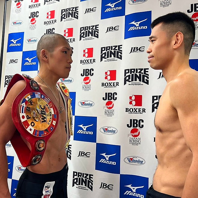 챔피언 나가타 다이시와 도전자 김주영이 2025년 6월 동양태평양복싱연맹 및 세계복싱기구 아시아태평양 슈퍼라이트급 통합타이틀매치 계체 통과 후 마주 보고 있다. 김주영은 국제복싱연맹 웰터급 아시아 챔피언을 지냈다. 사진=미사코 프로모션