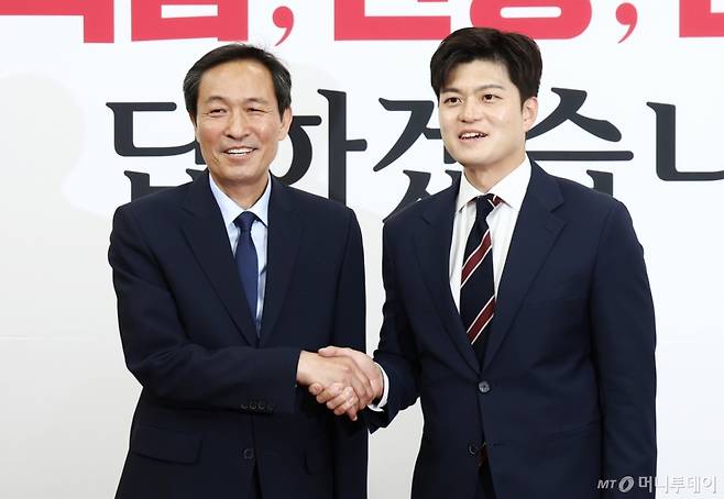 (서울=뉴스1) 김민지 기자 = 김용태 국민의힘 비상대책위원장이 10일 서울 여의도 국회에서 우상호 정무수석을 접견하고 있다. 2025.6.10/뉴스1  Copyright (C) 뉴스1. All rights reserved. 무단 전재 및 재배포,  AI학습 이용 금지. /사진=(서울=뉴스1) 김민지 기자