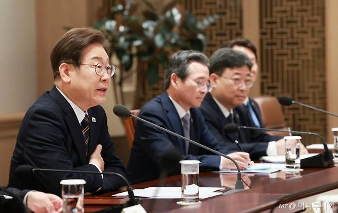 [서울=뉴시스] 고범준 기자 = 이재명 대통령이 9일 서울 용산구 대통령실 청사에서 열린 2차 비상경제점검 태스크포스(TF)회의를 주재하고 있다. 2025.06.09. bjko@newsis.com /사진=고범준