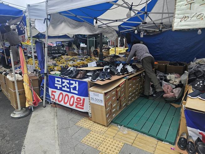 지난 9일 오후 서울 중로구 동묘 의류시장의 한 신발 가게에서 A씨가 손님을 맞을 준비를 하고 있었지만 손님은 없었다./사진=박상혁 기자.