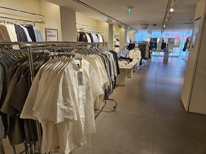 지난 9일 오후 6시쯤 서울 중구 명동의 한 의류매장에 손님이 없어 한산하다./사진=박상혁 기자.