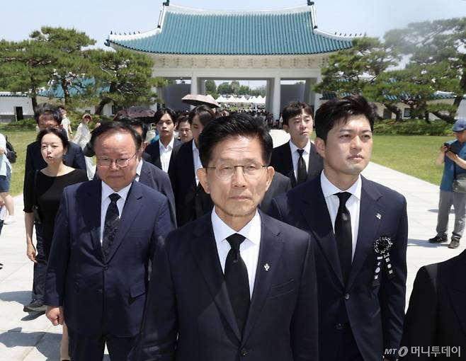 김문수 전 국민의힘 대통령 후보가 현충일인 6일 오전 서울 동작구 국립서울현충원에서 김용태 국민의힘 비상대책위원장과 대선 캠프 참모들과 함께 현충탑에 참배하기 위해 시민들 뒤로 줄 서고 있다. 2025.06.05. /사진=뉴시스 /사진=