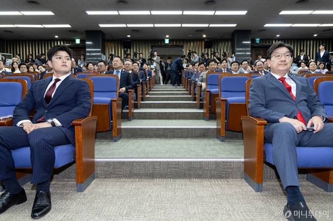 김용태 국민의힘 비상대책위원장(왼쪽)과 사퇴를 표명한 권성동 원내대표가 9일 오후 서울 여의도 국회에서 열린 의원총회에 참석해 있다. 2025.6.9/사진=뉴스1  /사진=(서울=뉴스1) 이재명 기자