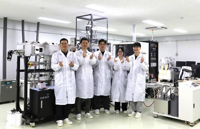 전남중 한국화학연구원 광에너지연구센터장 (왼쪽 끝)과 전 센터장이 이끄는 연구팀의 모습 /사진=한국화학연구원
