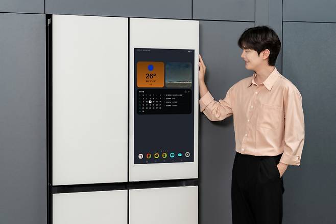 삼성전자 모델이 '보이스 ID' 기능을 사용하고 있다./사진=삼성전자