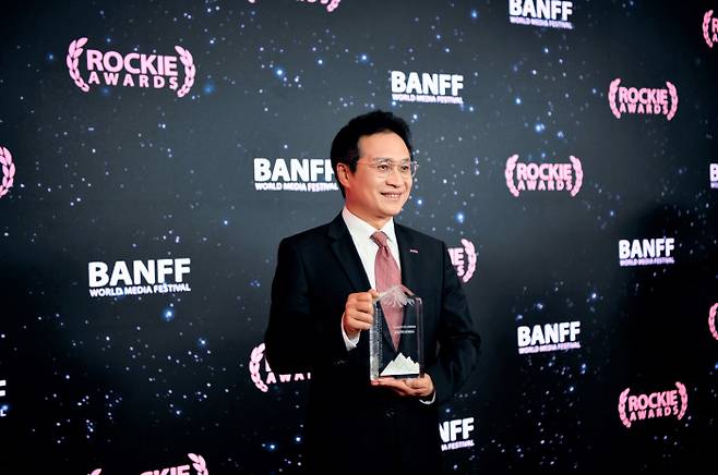 지난 8일부터 11일까지 캐나다 앨버타주의 페어몬트 밴프 스프링스 호텔에서 열린 '2025 밴프 월드 미디어 페스티벌'에서 우리나라가 수상한 명예의 나라 특별 헌정 기념패를 들고 있는 유현석 콘텐츠진흥원 원장직무대행. / 사진 = 콘진원 제공