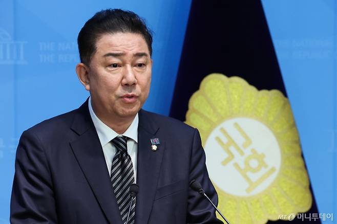 (서울=뉴스1) 안은나 기자 = 김병기 더불어민주당 의원이 5일 서울 여의도 국회 소통관에서 제22대 국회 제2기 민주당 원내대표 출마를 선언하고 있다. 2025.6.5/뉴스1  Copyright (C) 뉴스1. All rights reserved. 무단 전재 및 재배포,  AI학습 이용 금지. /사진=(서울=뉴스1) 안은나 기자