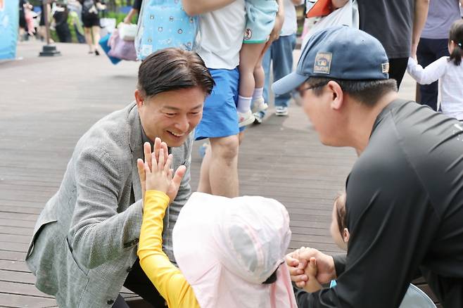 조용익 부천시장이 지난 7일 중앙공원 물놀이장 개장식에서 어린이들과 인사하고 있다./사진제공=부천시