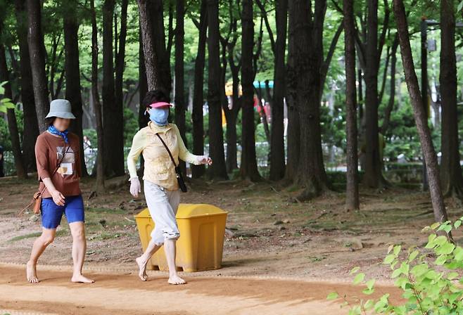 맨발길을 즐기는 시민들 모습./사진제공=부천시