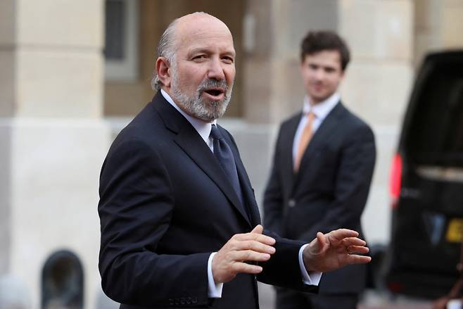 (런던 로이터=뉴스1) 강민경 기자 = 하워드 러트닉 미국 상무장관이 2025년 6월 10일 중국과의 무역 협상 두 번째 날에 회담 장소인 런던 랭커스터 하우스로 돌아가면서 언론의 질문에 답하고 있다. 2025.6.10 /로이터=뉴스1