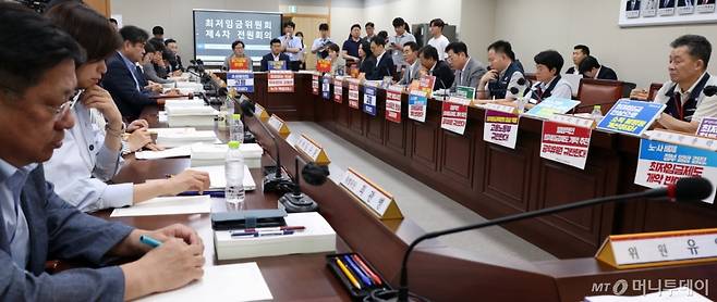 [세종=뉴시스] 강종민 기자 = 10일 세종시 정부세종청사에서 열린 최저임금위원회 4차 전원회의에서 노사 위원들의 좌석 앞에 각자의 주장을 적은 팻말이 붙어 있다. 2025.06.10. ppkjm@newsis.com /사진=강종민