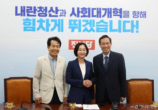 [서울=뉴시스] 고승민 기자 = 우상호 대통령실 정무수석이 11일 서울 여의도 국회 진보당을 예방해 김재연 대표, 윤종오 원내대표와 기념촬영하고 있다. 2025.06.11.