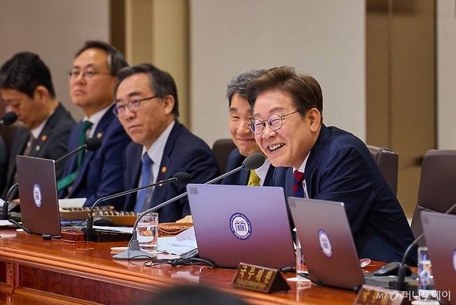 (서울=뉴스1) 허경 기자 = 이재명 대통령이 5일 서울 용산구 대통령실 청사에서 열린 국무회의 중 점심으로 김밥을 먹고 있다. (대통령실 제공. 재판매 및 DB 금지) 2025.6.5/뉴스1  Copyright (C) 뉴스1. All rights reserved. 무단 전재 및 재배포,  AI학습 이용 금지. /사진=(서울=뉴스1) 허경 기자