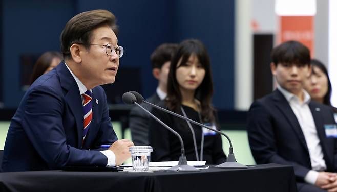 [서울=뉴시스] 고범준 기자 = 이재명 대통령이 11일 서울 영등포구 한국거래소에서 열린 주식시장 불공정거래 근절을 위한 현장 간담회에서 참석자 질문에 답하고 있다. 2025.06.11. bjko@newsis.com /사진=고범준