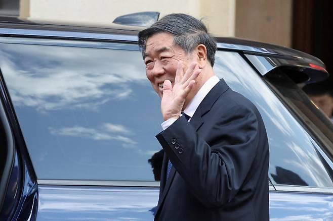 허리펑 중국 부통리가 10일(현지시간) 영국 런던 랭카스터하우스에서 미국 대표단과 협상을 마치고 나오면서 손을 흔들고 있다./로이터=뉴스1