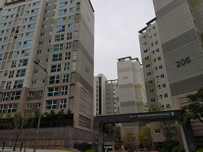토허제를 피한 마포구 등으로 투자 수요가 몰리는 풍선효과가 발생하고 있다. 사진은 마포래미안푸르지오 아파트 단지. /사진=머니투데이