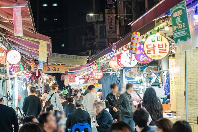 성내전통시장 야시장이 운영되고 있다.강동구청 제공