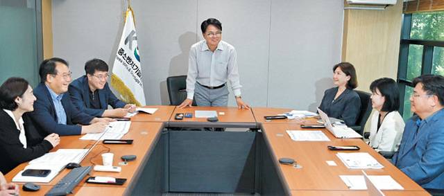 조주현(가운데) 중소벤처기업연구원 원장이 지난 9일 서울 동작구 연구원 3층 중회의실에서 임직원들과 이야기를 나누고 있다. 백동현 기자