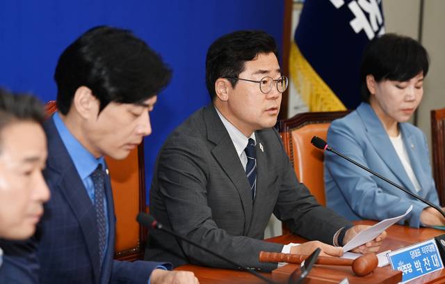 민주당 최고위원회의  : 박찬대(오른쪽 두 번째) 더불어민주당 대표 직무대행 겸 원내대표가 11일 오전 국회에서 최고위원회의를 주재하고 있다.  박윤슬 기자