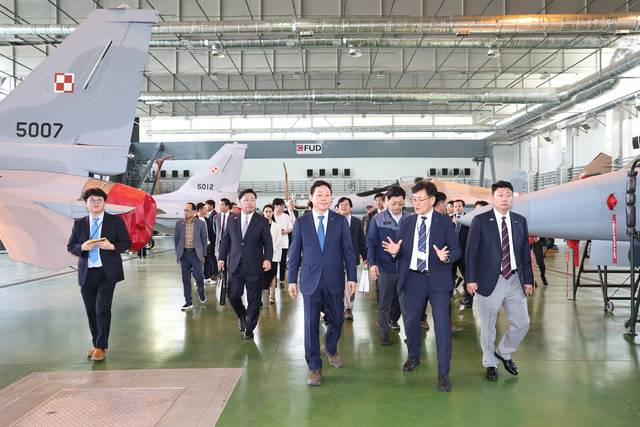 박완수 경남지사를 비롯한 경남대표단이 지난 2024년 9월 2일  폴란드 FA-50 운용기지 방문해 둘러보고 있다. 경남도청 제공