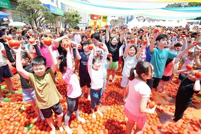 경기 광주시 퇴촌면에서 열리는 퇴촌토마토거리축제 현장에서 관람객들이 토마토 풀장에서 즐거운 시간을 보내고 있다. 광주시청 제공