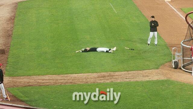 특타를 끝낸 뒤 그라운드에 드러누운 박찬호./광주=김경현 기자