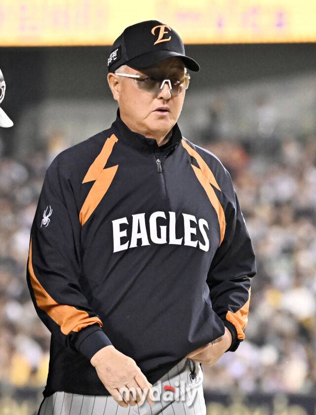 27일 오후 서울 잠실야구장에서 진행된 '2025 프로야구 KBO리그' LG트윈스와 한화이글스의 경기. 한화 김경문 감독이 경기중 심판에 항의를 하고 있다./마이데일리