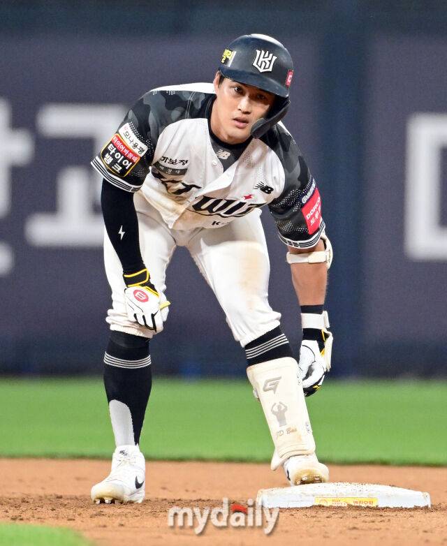 2025년 6월 11일 오후 경기도 수원시 KT위즈파크에서 '2025 신한 SOL뱅크 KBO 리그' 롯데 자이언츠와 KT위즈의 경기가 열렸다. KT 배정대가 4회말 2사 1.2루서 2타점 2루타를 친 뒤 기뻐하고 있다./수원 = 유진형 기자