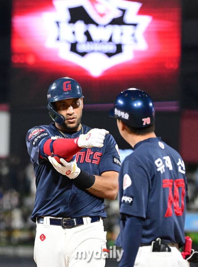 2025년 6월 11일 오후 경기도 수원시 KT위즈파크에서 '2025 신한 SOL뱅크 KBO 리그' 롯데 자이언츠와 KT위즈의 경기가 열렸다. 롯데 레에예스가 8회초 2사 만루서 2타점 적시타를 친 뒤 기뻐하고 있다./수원 = 유진형 기자