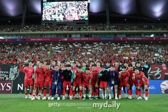 10일 쿠웨이트전 승리 후 기념 촬영에 임한 태극전사들. /게티이미지코리아