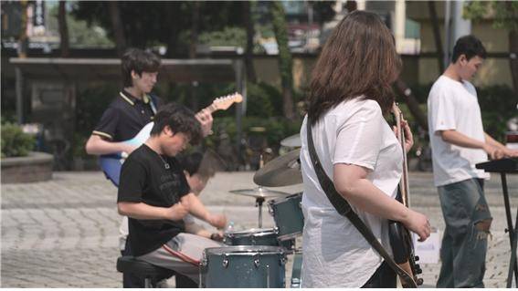 인천생활예술고 학생들은 지난달 30일 부평역 북광장에서 밴드·힙합 공연과 함께 기후 행동 캠페인 활동을 벌여 참여자 뿐만 아니라 지나는 시민의 좋은 반응을 이끌어냈다. 사진은 학생들의 밴드 공연 모습 [인천생활예술고 제공]