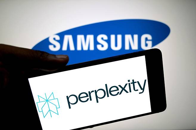 퍼플렉시티 로고(앞)와 삼성전자의 로고 [게티이미지닷컴]