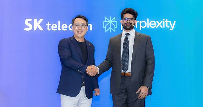 유영상(왼쪽) SK텔레콤 대표와 아라빈드 스리니바스 퍼플렉시티 CEO가 악수를 하고 있다. [SK텔레콤 제공]